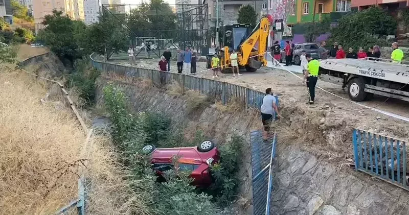 Ümraniye’de kaza yapan araç dere yatağına düştü