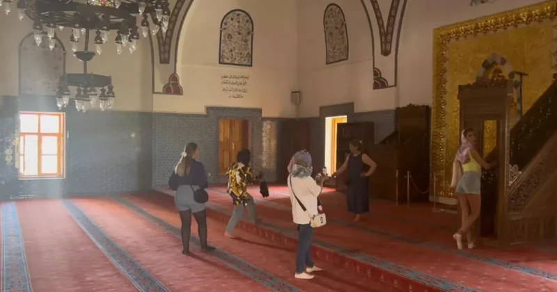 Tarihi camide tepki çeken görüntü! Minber önünde kısa şortlu poz