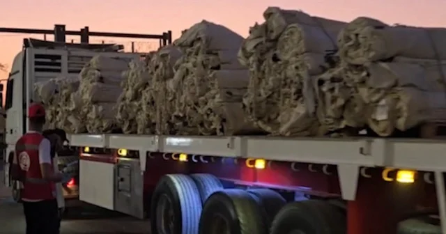 Refah Sınır Kapısı nın Mısır tarafından kısıtlı sayıda çadır yüklü tır giriş yaptı VİDEO İZLE