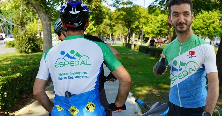 Görme yetisini kaybeden genç, bisiklet tutkusundan vazgeçmedi
