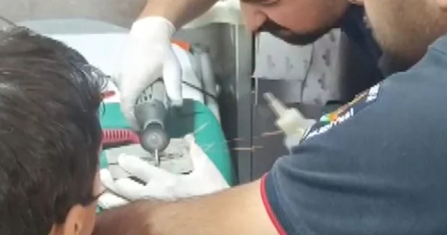 Şanlıurfa da bir çocuğun parmağının sıkıştığı cıvata pulunu itfaiye çıkardı VİDEO İZLE