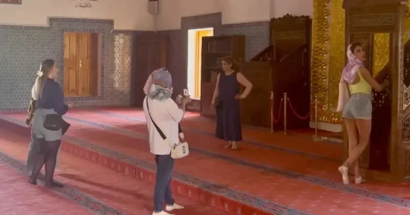 Tarihi camide tartışma yaratan görüntü! Uyarılar işe yaramadı Sözcü Gazetesi