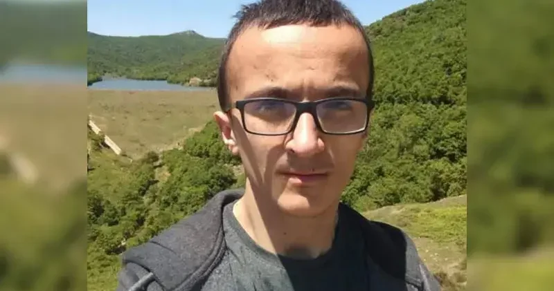 Başı kanepe ile sandığı arasına sıkışmış halde ölü bulundu