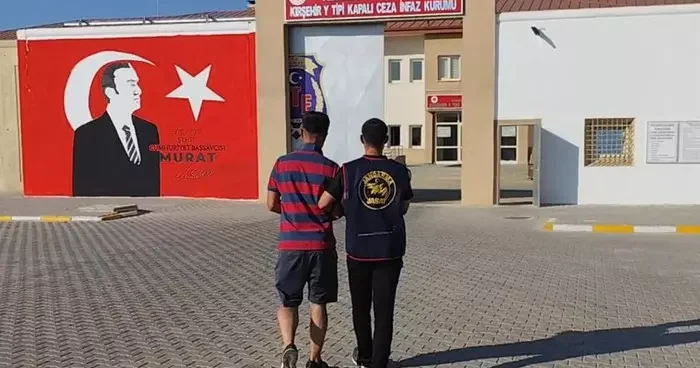 Kıyafet değiştirerek tanınmamaya çalışan cezaevi firarisi jandarmadan kaçamadı