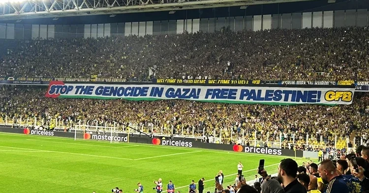 Fenerbahçe tribünlerinde Benfica maçı öncesi Gazze pankartı: Gazze deki soykırımı durdurun! Özgür Filistin!