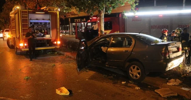 Otomobil ağaca çarptı: 2 ölü, 1 ağır yaralı Denizli Haberleri