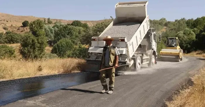 Elazığ’ın köylerinde asfaltlama çalışmaları sürüyor