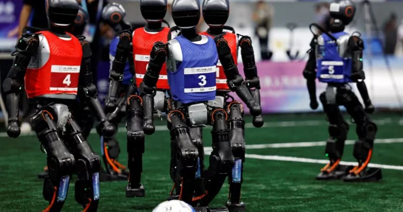 Dünya’nın ilk insansı robot oyunları Çin’de gerçekleşti! “Robotlar futbolda Ronaldo’yu geride bırakabilir” Teknoloji Haberleri