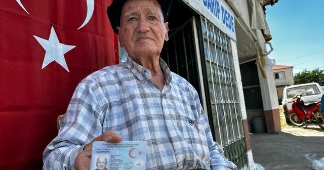 90 yaşındaki Garip Dede , yarım asırdır bakkal işletiyor Mersin Haberleri