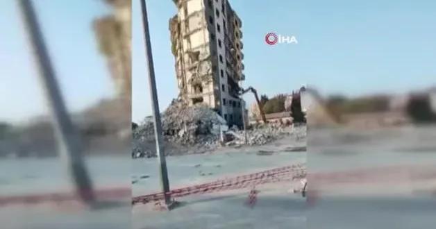 Osmaniye de orta hasarlı bina tek dokunuşta yıkıldı: Operatör son anda kurtuldu