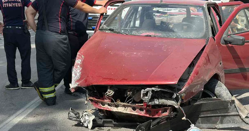 Otomobil alt geçidin duvarına çarptı: Yaralılar var