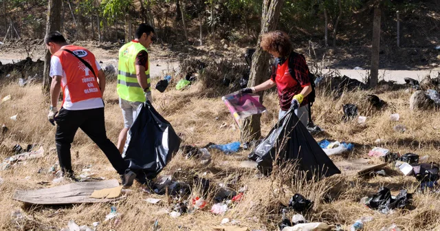 Dünya Temizlik Günü nde 3 saatte 100 torba atık topladılar Edirne Haberleri