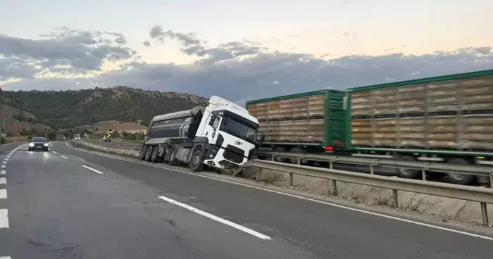 Bilecik te kontrolden çıkan tır orta refüje çarparken, sürücüsü yaralandı