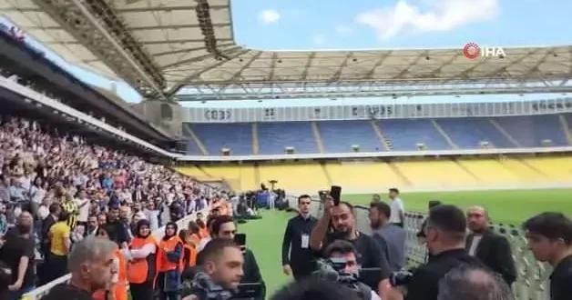 Fenerbahçe taraftarından Ali Koç a büyük tepki! Fenerbahçe başkanı Saadettin Saran