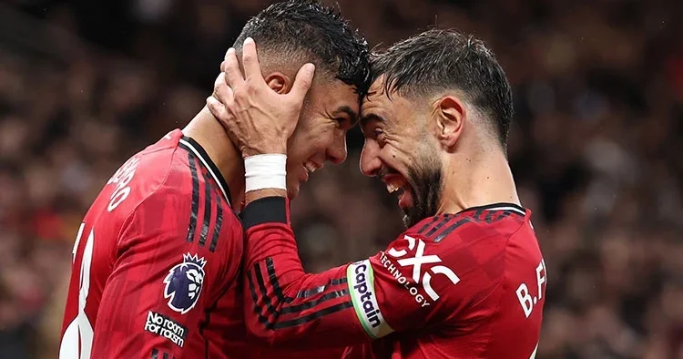 Manchester United, 2 kırmızının çıktığı maçta Chelsea yi devirdi! Altay Bayındır...