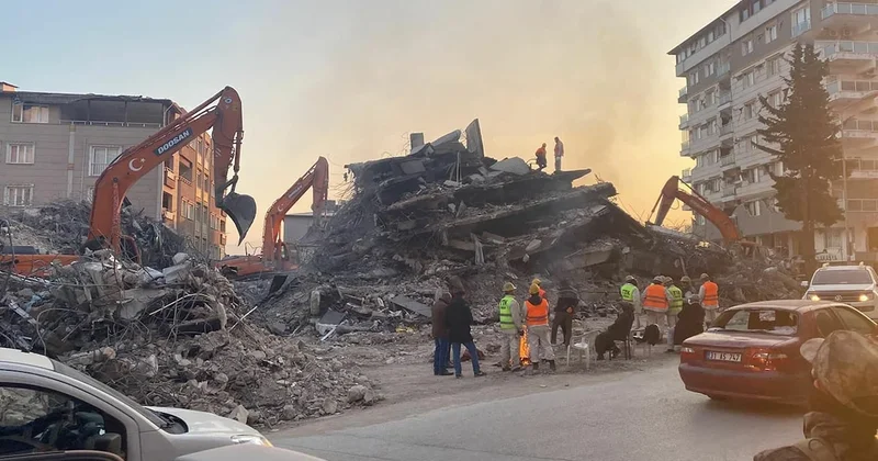 51 Kişinin can verdiği Cemil Çapar apartmanı davasında AKP li müteahhitten skandal savunma: “Depremi Allah Yaptı” Sözcü Gazetesi