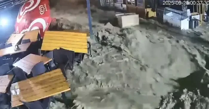 Rize felaketi yaşadı! Yollar kapandı, iş makineleri sürüklendi! Selin ilk geliş anı güvenlik kameralarına yansıdı