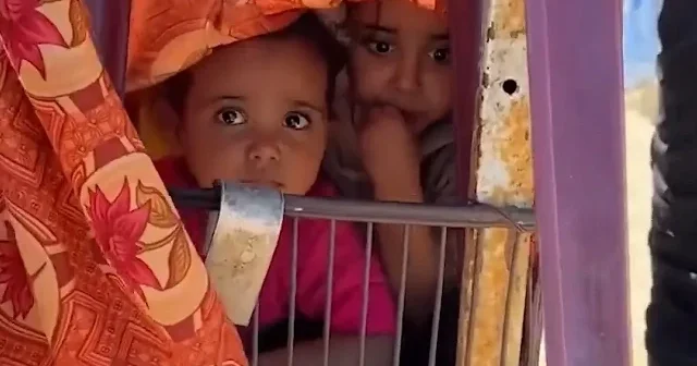 Gazzeli çocuklar göç yoluna market arabasıyla devam etti VİDEO İZLE