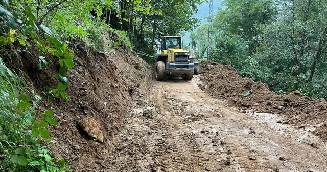 Trabzon da sağanak; 4 ilçede toprak kayması oldu Trabzon Haberleri