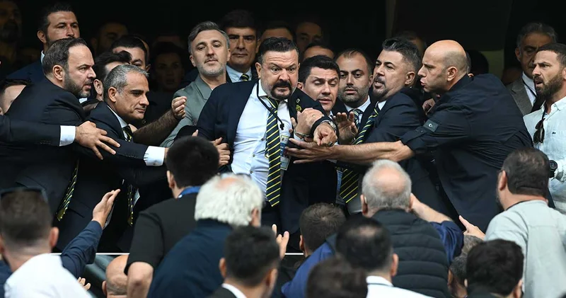 Fenerbahçe Olağanüstü Genel Kurul da kavga çıktı