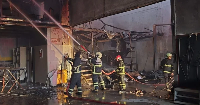 Oto tamirhanesinde korkutan yangın: Araçlar kullanılamaz hale geldi Sözcü Gazetesi