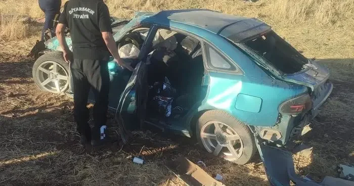 Diyarbakır’da otomobil şarampole devrildi: 1 ölü, 1 yaralı