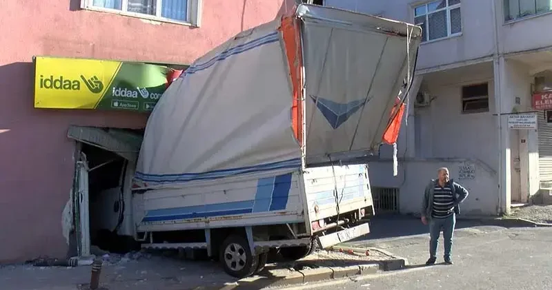 Üsküdar da kamyonetin iş yerine girdiği anlar kamerada