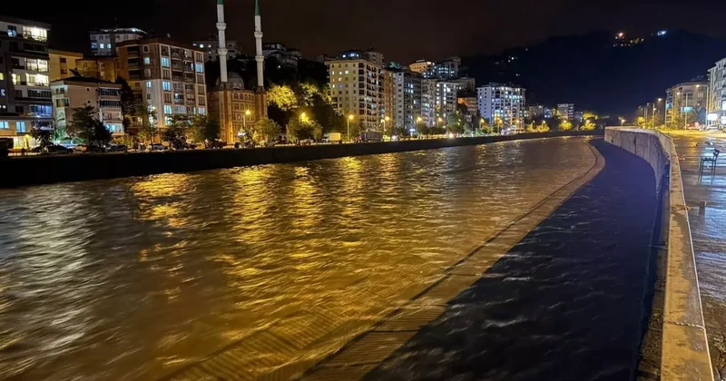 Giresun’da sağanak yağış hayatı olumsuz etkiledi