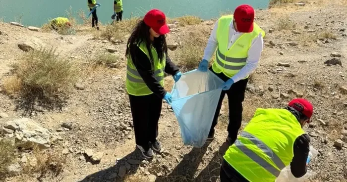 Yüksekova’da doğa temizliği: Dilimli Barajı na destek