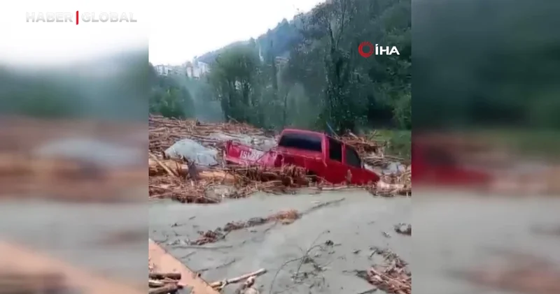 Rize de sel felaketi: Sel sularının sürüklediği araçlar kullanılamaz hale geldi