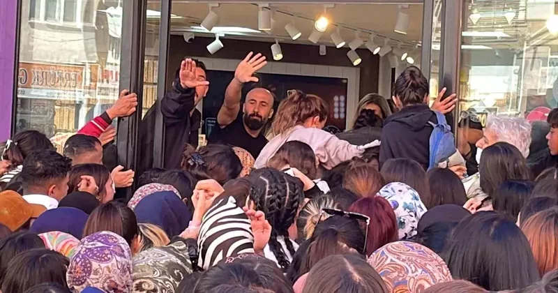 Mağaza açılışında izdiham! Polis ezilme tehlikesi yaşadı