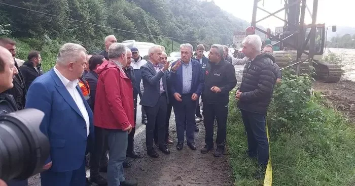 Bakanlar Uraloğlu ve Bak Rize de sel bölgesinde