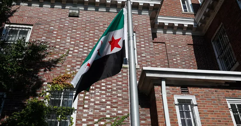 ABD de tarihi anlar: Suriye bayrağı göndere çekildi