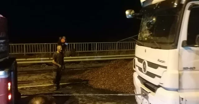 Karadeniz Sahil Yolu nda TIR devrildi: 2 yaralı Rize Haberleri