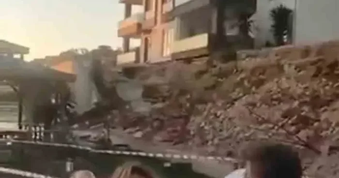 Bursa Nilüfer de istinat duvarı çöktü: Korkulu anlar