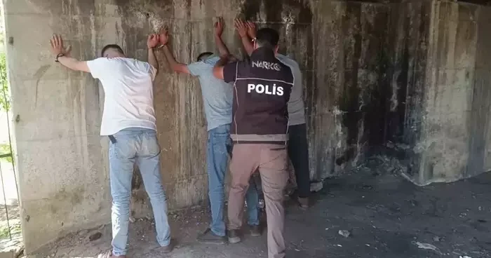 Adana da narkotik ekiplerden metruk binalara operasyon
