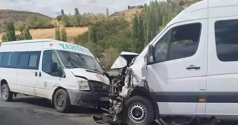 Minibüsler çarpıştı; 13 yaralı