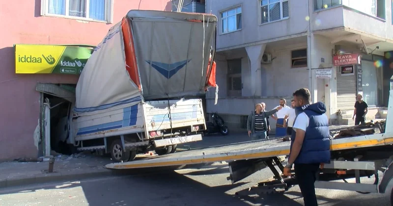 Üsküdar’da freni tutmayan kamyonet iş yerine girdi Sözcü Gazetesi
