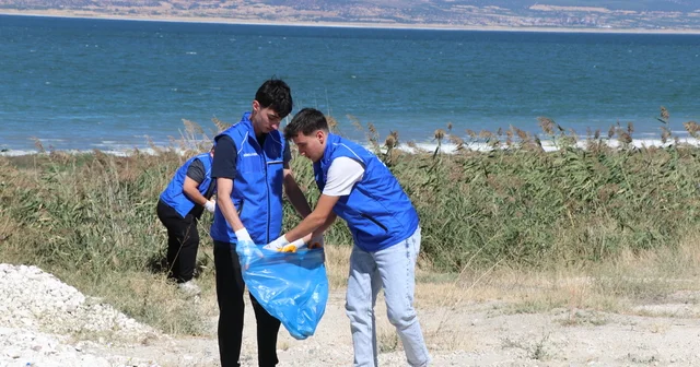 Kuruma tehdidi altındaki Burdur Gölü nün çevresi atıklardan temizlendi Burdur Haberleri
