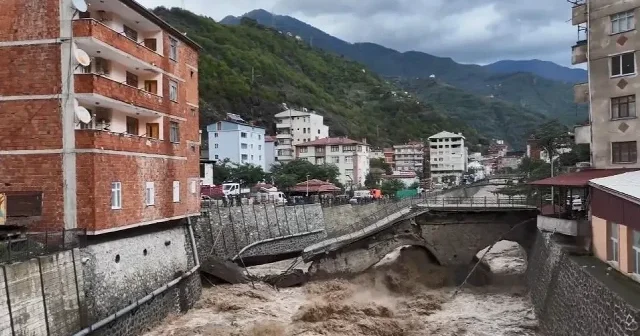 Borçka’da sel suları asırlık tarihi köprüyü yıktı Artvin Haberleri