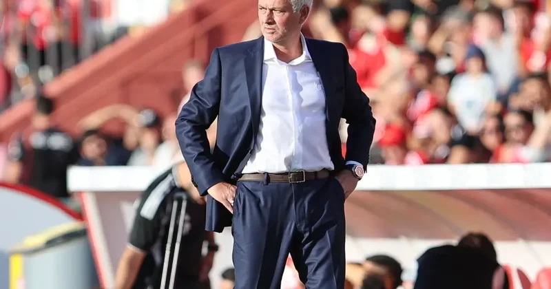 Fenerbahçe de kazakla maça çıkan Mourinho nun Benfica daki yeni tarzı dikkat çekti
