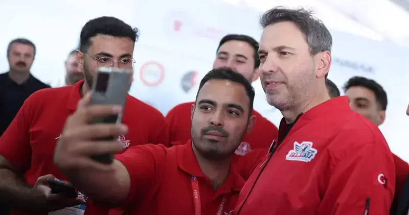Bakan Bayraktar TEKNOFEST gençliğiyle buluştu: Geleceğimiz için ümitsiniz sizlerle Türkiye’nin geleceği çok daha aydınlık olacak