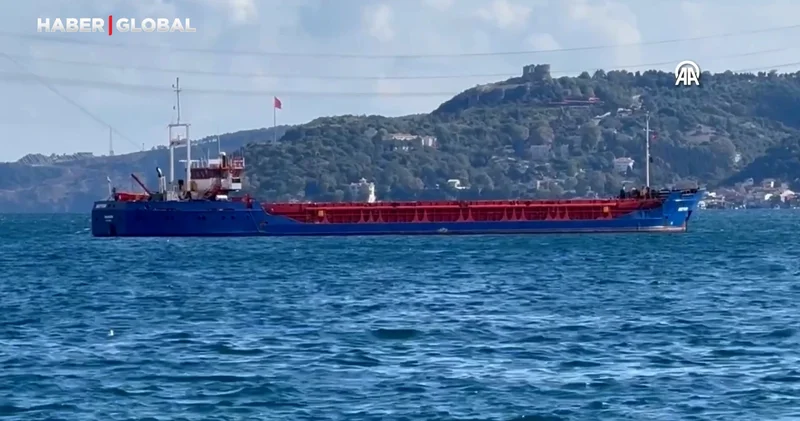Üsküdar da yolcu teknesi ile çarpışan yük gemisi böyle görüntülendi