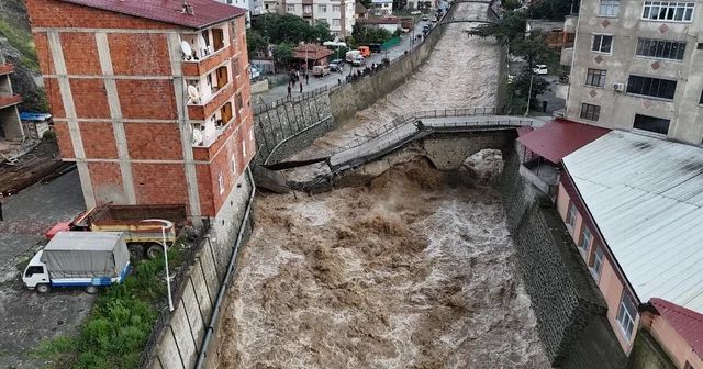 Artvin Borçka da tarihi kesmetaş köprü yoğun yağış nedeniyle çöktü Artvin Haberleri