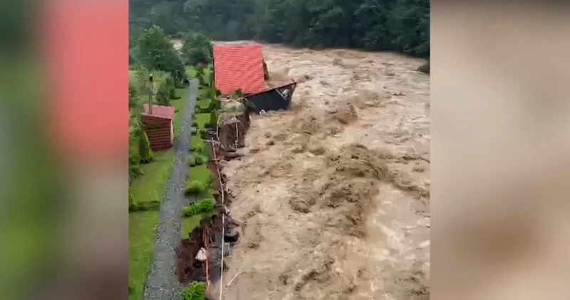 Rize de sel bungalovları böyle yuttu! O anlar kamerada