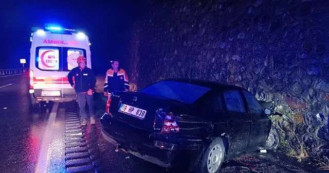 Gümüşhane de istinat duvarına çarpan otomobildeki 3 kişi yaralandı Gümüşhane Haberleri