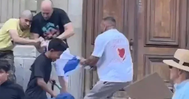 Paris’te kirli oyun bozuldu: Filistin yürüyüşünü sabote etmek isteyen eylemciler bayrağı kaptırdı VİDEO İZLE