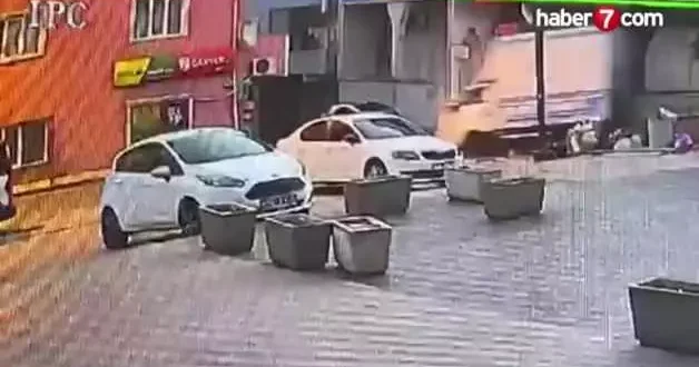 Üsküdar da yokuş aşağı inen kamyonet iş yerine çarptı