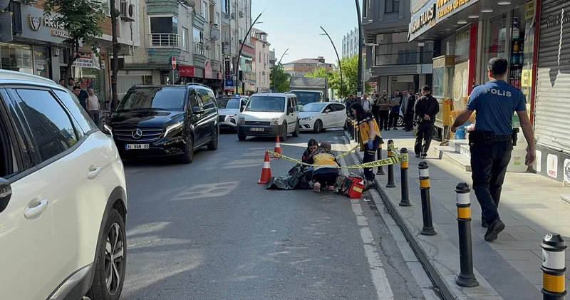 İstanbul da feci ölüm! Fenalaşarak yola düşen kişiye servis aracı çarptı