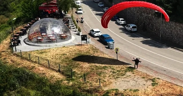 Ekstrem sporcusu Mertcan, arkadaşlarıyla oturduğu kafeteryadan evine paraşütle gitti Bursa Haberleri